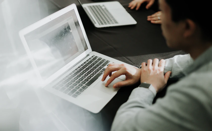 Konzentrierte Arbeit am Laptop bei der Lohnabrechnung